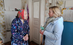 В Старых Дорогах долгожительниц поздравили с праздником